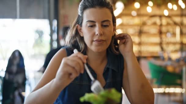 Jovem Bela Mulher Hispânica Comendo Alface Restaurante — Vídeo de Stock