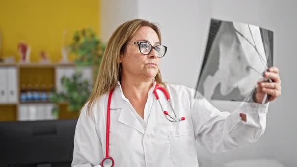 Középkorú Spanyol Orvos Keres Röntgen Gondolkodás Klinikán — Stock videók
