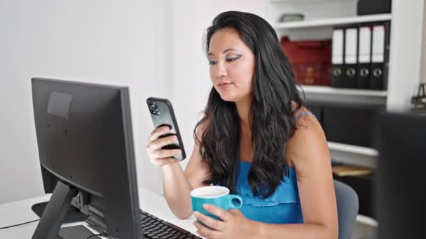 사무실에서 커피를 마시는 스마트폰을 비즈니스 노동자 — 비디오