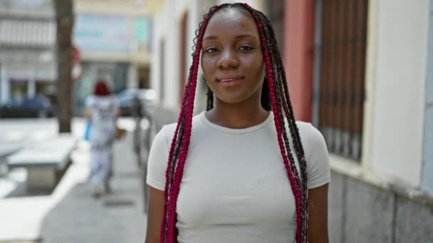 Veselý Africký Američan Žena Sebevědomě Česání Vlasy Rukou Slunné Městské — Stock video