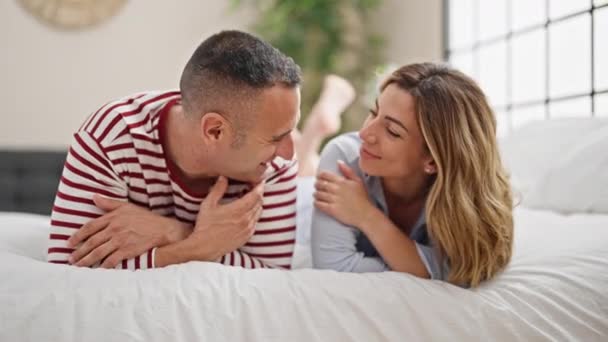 Homme Femme Couple Souriant Confiant Couché Sur Lit Dans Chambre — Video