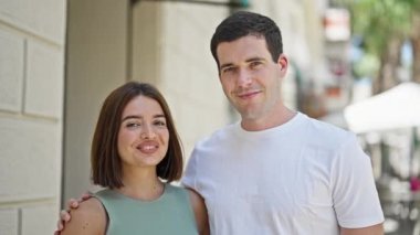 Sokakta birbirine sarılan güzel bir çift.