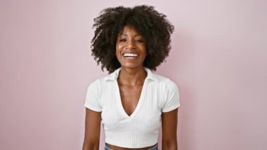 Afro-Amerikalı kadın gülümsüyor. Kendine güveni tam. Asker selamı veriyor.