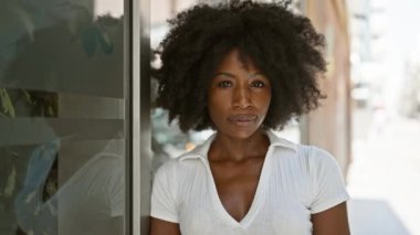 Afro-Amerikalı kadın ciddi bir ifadeyle 