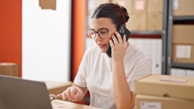 Genç, güzel, İspanyol bir kadın. İş kadını. Ofiste telefonda konuşuyor.