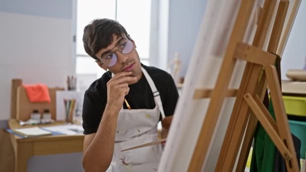 Młody Latynos Atrakcyjny Artysta Głęboko Zaangażowany Rysowanie Płótnie Pracowni Artystycznej — Wideo stockowe