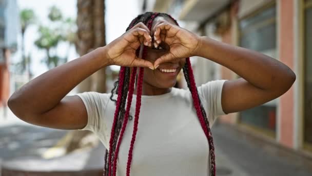 快乐的非洲裔美国女人手拉手在城市街道上做着可爱的心形手势 散发着喜悦和自信 — 图库视频影像