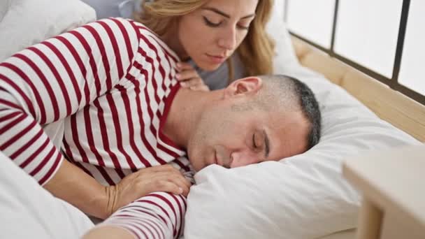 Homem Mulher Casal Deitado Cama Beijando Enquanto Dorme Quarto — Vídeo de Stock