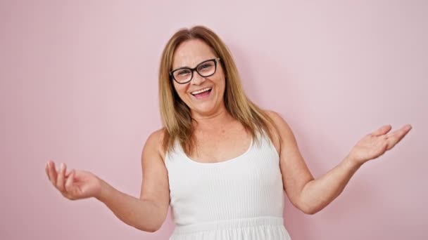 Mujer Hispana Mediana Edad Sonriendo Confiada Pie Sobre Fondo Rosa — Vídeos de Stock