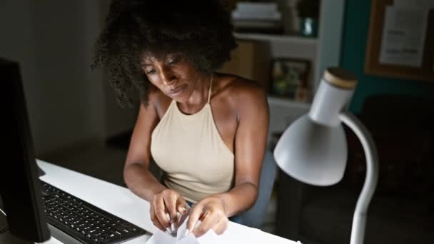 Αφρο Αμερικανίδα Επιχειρηματίας Χρησιμοποιώντας Υπολογιστή Κρατώντας Σημειώσεις Στο Γραφείο — Αρχείο Βίντεο