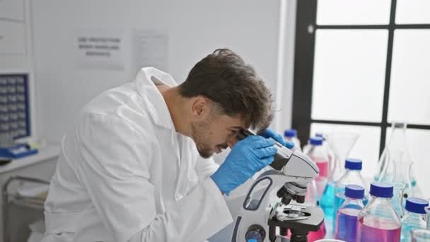 Jeune Homme Arabe Scientifique Utilisant Microscope Laboratoire — Video