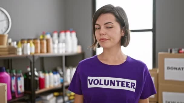 Серьёзная Молодая Латиноамериканка Красиво Одетая Униформу Волонтёр Благотворительном Центре Сосредоточенная — стоковое видео