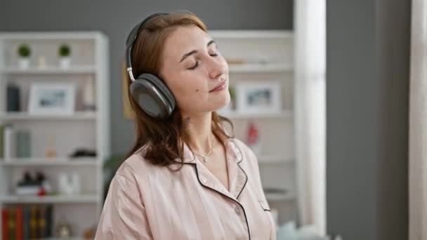 Genç Bir Kadın Yatak Odasında Müzik Dinliyor — Stok video