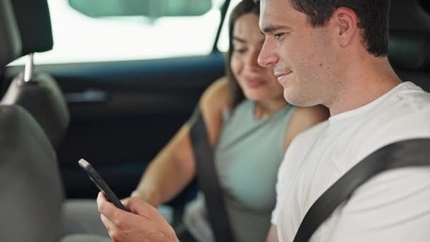Όμορφο Ζευγάρι Επιβατών Χρησιμοποιώντας Smartphone Κάθεται Στο Αυτοκίνητο Στο Δρόμο — Αρχείο Βίντεο