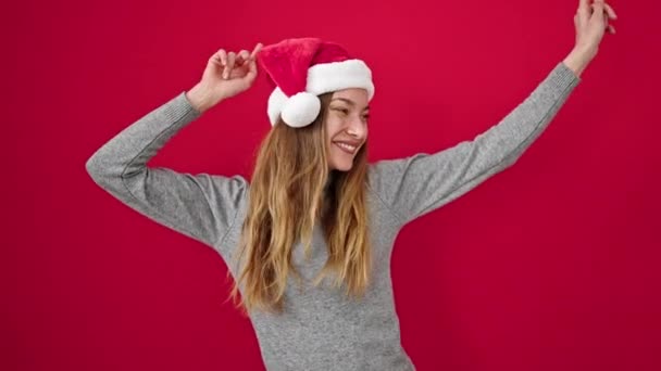 Joven Mujer Caucásica Sonriendo Confiada Usando Sombrero Navidad Bailando Sobre — Vídeo de stock