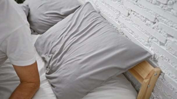 头发灰白 筋疲力尽的中年男人躺在舒适的床上 在卧室里寻求睡眠的舒适感 — 图库视频影像
