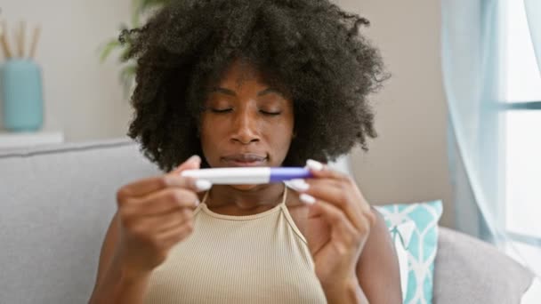 Африканская Американка Ожидающая Результата Теста Беременность Дома — стоковое видео
