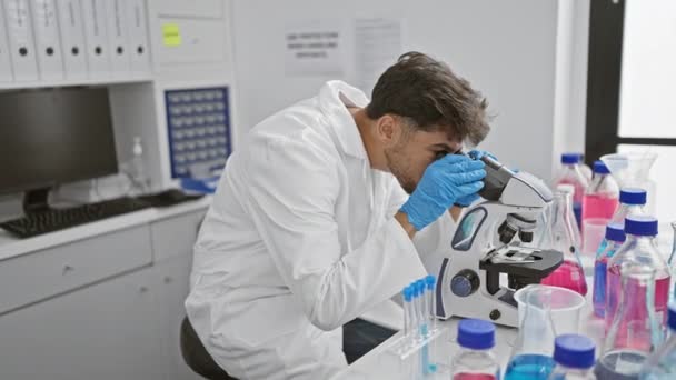 Jeune Scientifique Arabe Souriant Travail Homme Perfectionne Ses Compétences Laboratoire — Video
