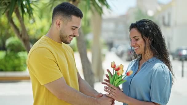 Мужская Женская Пара Удивляют Букет Цветов Целующихся Парке — стоковое видео
