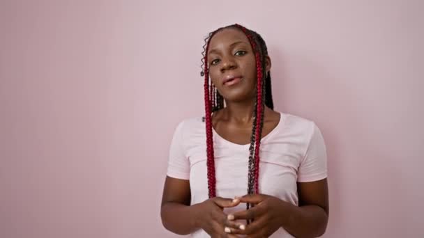 Wanita Afrika Keren Berdiri Santai Menunjukkan Kepang Yang Indah Dan — Stok Video