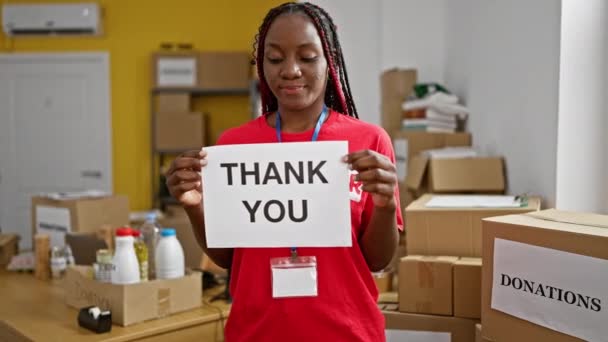 아름다운 아프리카계 미국인 봉사자 쾌활하게 미소와 번화한 센터에서 당신을 가리키는 — 비디오