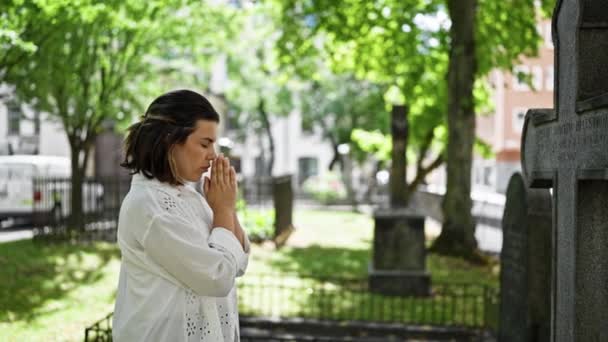 Красива Молода Іспаномовна Жінка Яка Молиться Плаче Над Надгробним Каменем — стокове відео