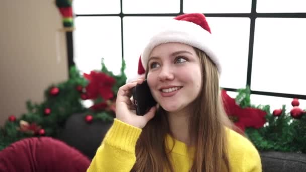 Mladá Blondýna Žena Mluví Smartphone Sedí Pohovce Vánoční Dekorace Doma — Stock video