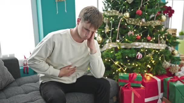 Joven Hombre Caucásico Sufriendo Dolor Estómago Celebrando Navidad Casa — Vídeo de stock