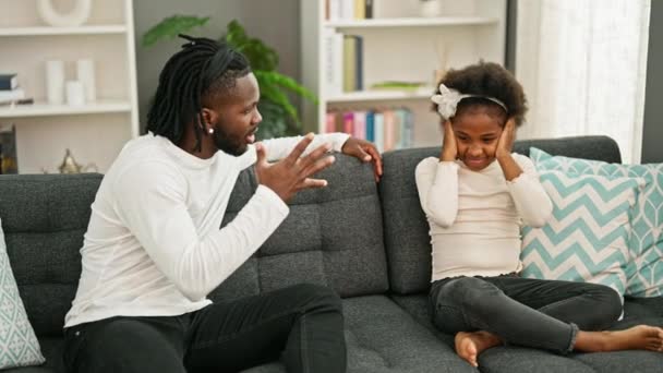 Afrikansk Amerikansk Far Datter Sidder Sofaen Argumenterer Derhjemme – Stock-video