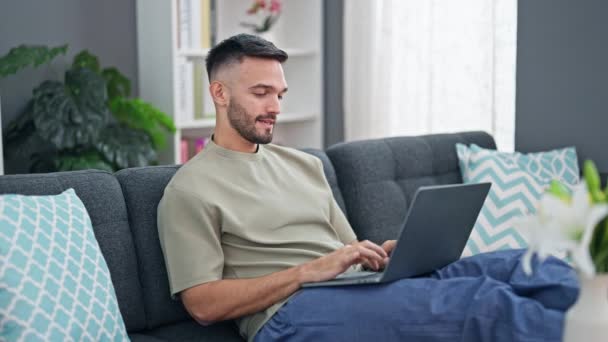 Jovem Hispânico Homem Fechando Laptop Relaxado Com Mãos Cabeça Casa — Vídeo de Stock