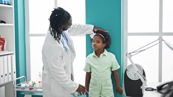 Médecin Patient Ayant Une Consultation Médicale Mesurant Hauteur Clinique — Video