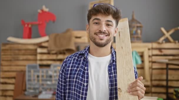 Sonriendo Joven Árabe Trabajo Carpintero Profesional Maneja Con Confianza Tablón — Vídeos de Stock