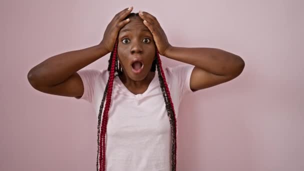 Wow Afrikanische Amerikanerin Mit Schönen Zöpfen Drückt Erstaunliche Überraschung Aus — Stockvideo
