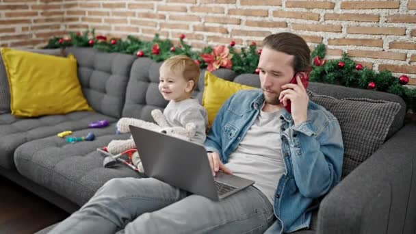 Baba Oğul Noel Evde Dizüstü Bilgisayarla Oyuncaklarla Oynayarak Kutluyorlar — Stok video