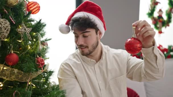 Giovane Uomo Ispanico Decorazione Albero Natale Casa — Video Stock