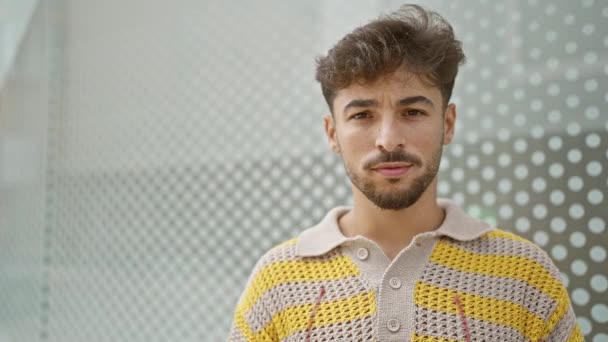 Hombre Árabe Joven Confiado Radiante Alegría Positividad Está Parado Aire — Vídeos de Stock