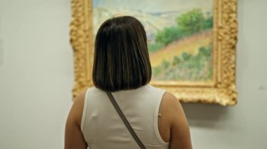 Güzel İspanyol bir kadın Viyana 'daki Albertina Müzesi' nde sanat galerisini ziyaret ediyor.