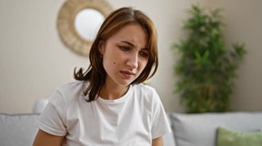 Evdeki kanepede oturan genç kadın strese girdi.