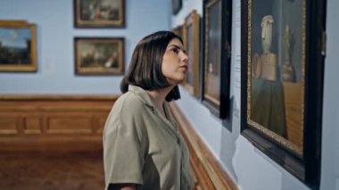 Güzel İspanyol bir kadın Viyana 'daki Belvedere Sarayı' nda sanat galerisini ziyaret ediyor.