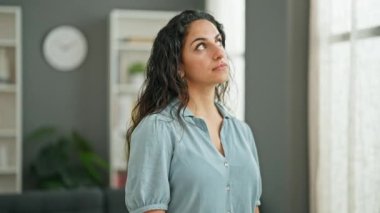 Erkek ve kadın çiftin elleri gözlerinde birbirlerine sarılırken evde gülümsemeleri sürpriz oldu.