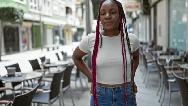 Mujer Afroamericana Confiada Radiante Alegría Casualmente Parada Terraza Una Cafetería — Vídeos de Stock