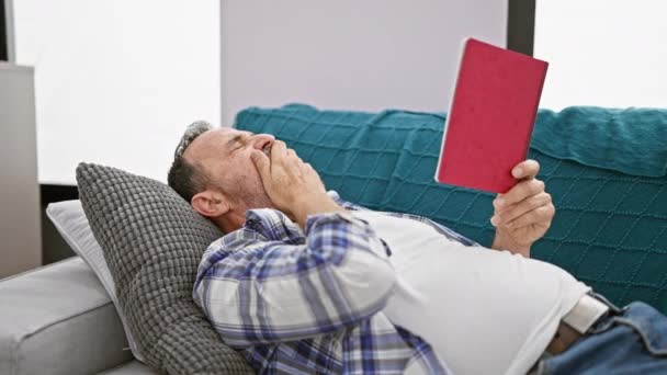 Gri Saçlı Uykulu Orta Yaşlı Bir Adam Kitabına Dalmış Rahatlatıcı — Stok video