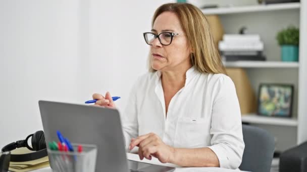 Medioevo Donna Ispanica Business Worker Utilizzando Laptop Pensare Ufficio — Video Stock