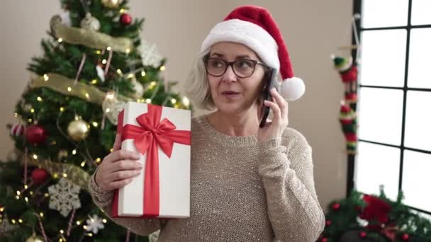 Střední Věk Žena Šedými Vlasy Mluví Smartphone Stojící Vánočního Stromku — Stock video