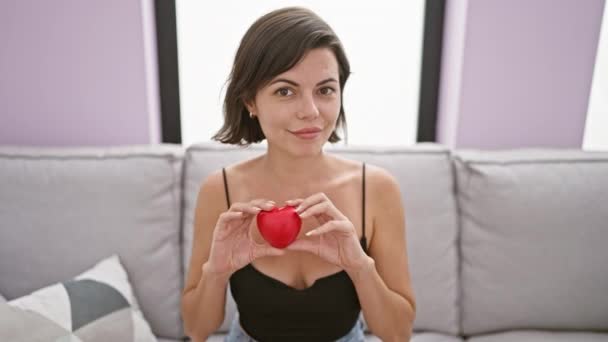Jovem Mulher Hispânica Alegre Adoravelmente Segurando Gesto Coração Seu Peito — Vídeo de Stock