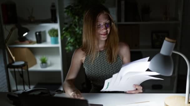 Jovem Loira Mulher Empresária Usando Laptop Leitura Documento Celebrando Escritório — Vídeo de Stock