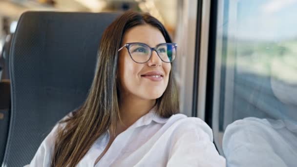Jovem Bela Mulher Hispânica Sorrindo Feliz Olhando Pela Janela Estação — Vídeo de Stock