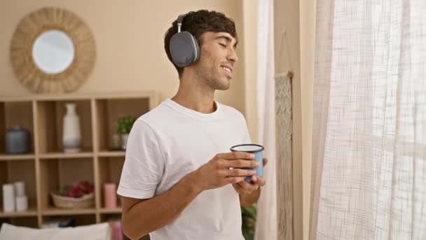 Jonge Spaanse Man Die Thuis Naar Muziek Luistert Koffie Drinkt — Stockvideo