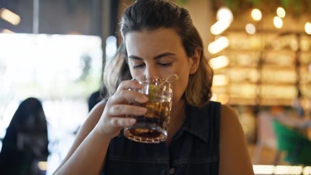 Ung Vacker Latinamerikansk Kvinna Dricker Ett Glas Vermouth Restaurangen — Stockvideo