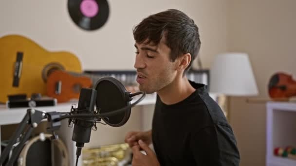 Jovem Hispânico Atraente Cantando Com Confiança Seu Coração Estúdio Música — Vídeo de Stock